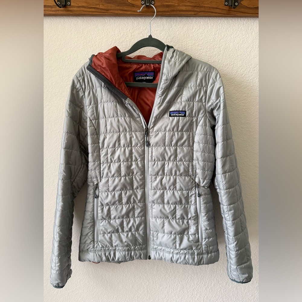 SOLD Patagonia Women's Nano Puff Hoody Jacket in Light Gray/Blue & Rust Interior